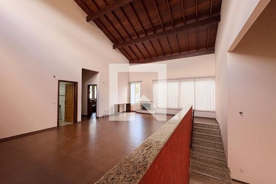 Sala de casa de condomínio à venda com 4 quartos, 300m² em Jardim Caxambu, Jundiaí