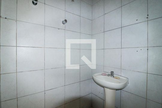 Banheiro de kitnet/studio para alugar com 0 quarto, 30m² em Santana, São Paulo