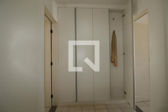 Armarios corredor de casa de condomínio para alugar com 2 quartos, 97m² em Patamares, Salvador