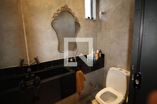 Banheiro de casa de condomínio para alugar com 2 quartos, 97m² em Patamares, Salvador