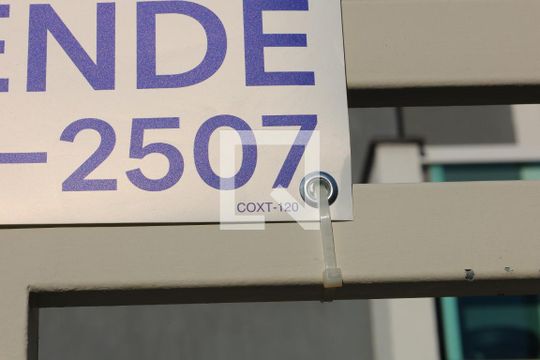 Placa instalada no portão do imóvel - Código da placa: COXT-120 de casa para alugar com 3 quartos, 90m² em Parque Cruzeiro do Sul, São Paulo
