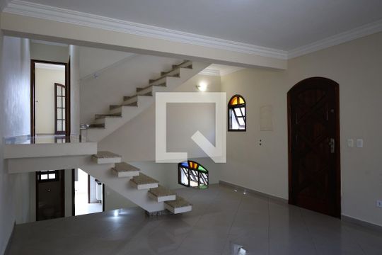 Casa à venda com 3 quartos, 131m² em Vila Marari, São Paulo