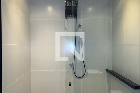 Banheiro de kitnet/studio para alugar com 1 quarto, 26m² em Santo Amaro, São Paulo
