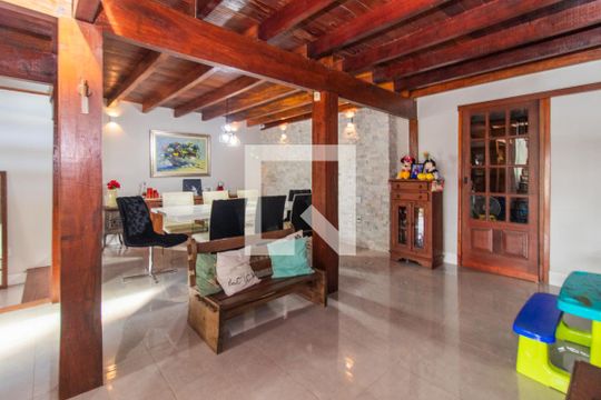 Sala de casa para alugar com 3 quartos, 208m² em Teresópolis, Porto Alegre