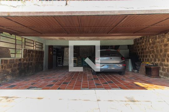 Garagem de casa para alugar com 3 quartos, 208m² em Teresópolis, Porto Alegre