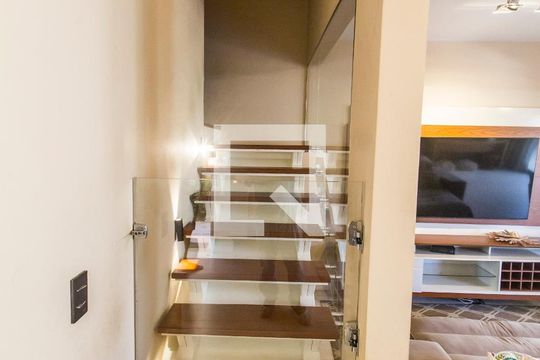 Escada de casa de condomínio à venda com 3 quartos, 180m² em Residencial Tambore Iii, Santana de Parnaíba