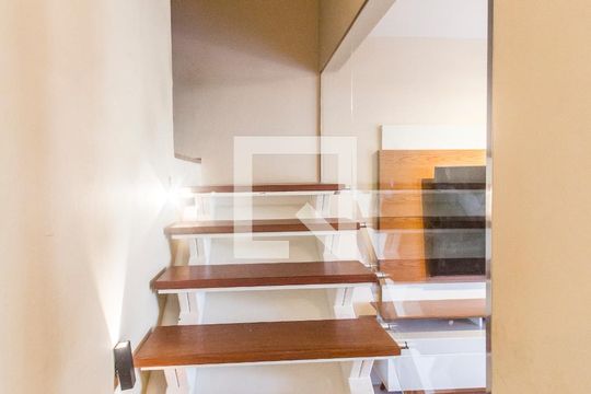 Escada de casa de condomínio à venda com 3 quartos, 180m² em Residencial Tambore Iii, Santana de Parnaíba