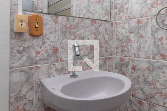 Banheiro de casa à venda com 1 quarto, 120m² em Cavalhada, Porto Alegre