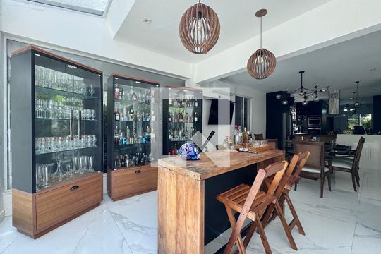 Sala de casa de condomínio para alugar com 6 quartos, 1500m² em Vargem Grande, Rio de Janeiro