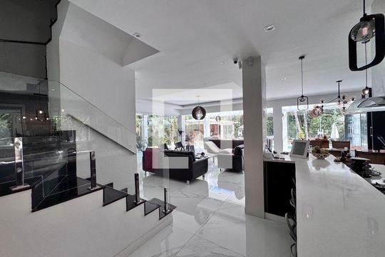 Sala de casa de condomínio para alugar com 6 quartos, 1500m² em Vargem Grande, Rio de Janeiro