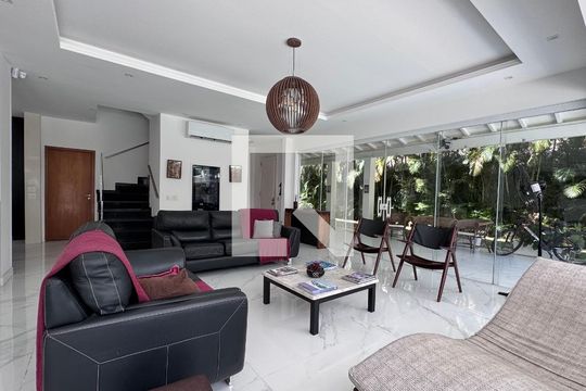 Sala de casa de condomínio para alugar com 6 quartos, 1500m² em Vargem Grande, Rio de Janeiro