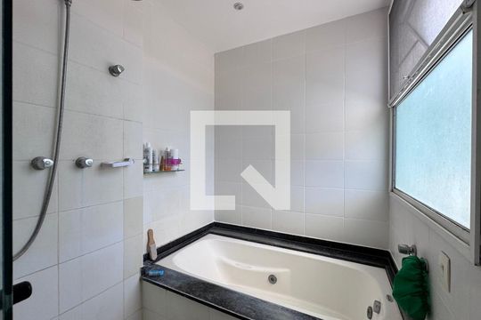 Suíte 1 - Banheiro de casa de condomínio para alugar com 6 quartos, 1500m² em Vargem Grande, Rio de Janeiro
