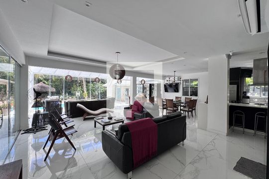 Sala de casa de condomínio à venda com 6 quartos, 1500m² em Vargem Grande, Rio de Janeiro