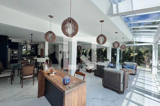 Sala de casa de condomínio para alugar com 6 quartos, 1500m² em Vargem Grande, Rio de Janeiro