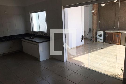 Casa para alugar com 3 quartos, 260m² em Fundinho, Uberlândia