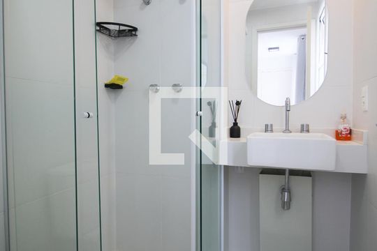 Banheiro de casa de condomínio para alugar com 1 quarto, 35m² em Moema, São Paulo