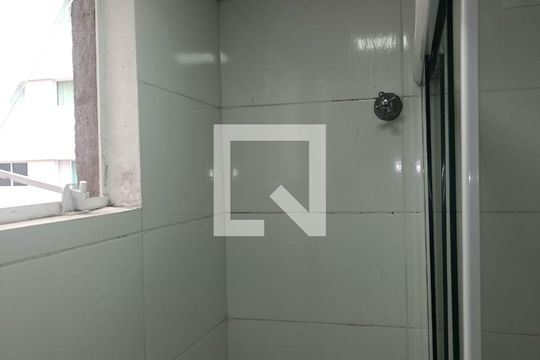 Banheiro de kitnet/studio para alugar com 1 quarto, 30m² em Centro, Curitiba