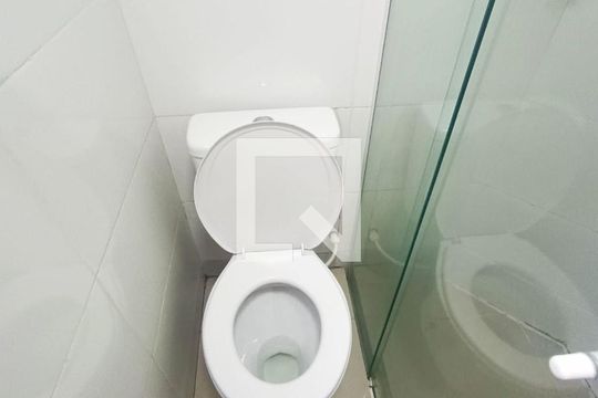 Banheiro de kitnet/studio para alugar com 1 quarto, 30m² em Centro, Curitiba