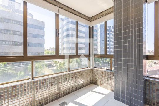 Varanda  de apartamento para alugar com 3 quartos, 118m² em Jardim Itu, Porto Alegre