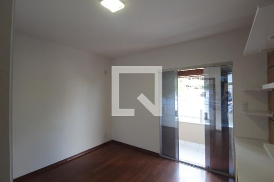 Suite de casa à venda com 3 quartos, 418m² em Heliópolis, Belo Horizonte