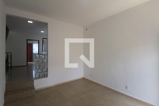 Sala de casa à venda com 3 quartos, 418m² em Heliópolis, Belo Horizonte