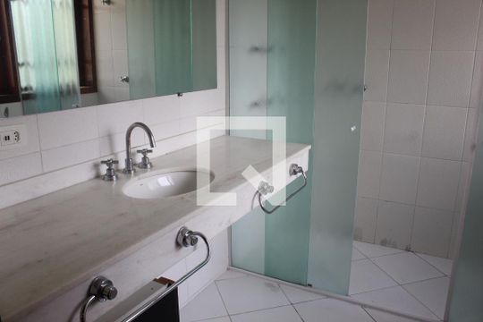 Casa de Condomínio para alugar com 3 quartos, 750m² em Vila Santo Antônio, Cotia