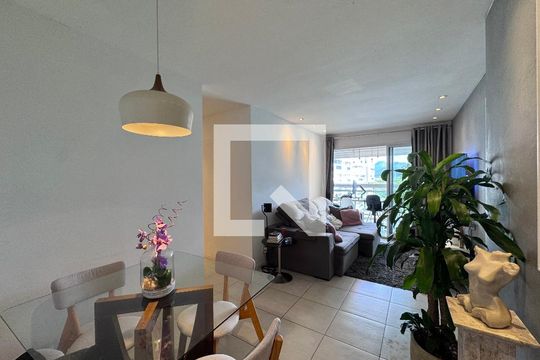 Sala de apartamento para alugar com 2 quartos, 84m² em Barra da Tijuca, Rio de Janeiro
