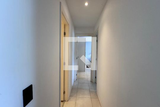 Corredor de apartamento para alugar com 2 quartos, 84m² em Barra da Tijuca, Rio de Janeiro
