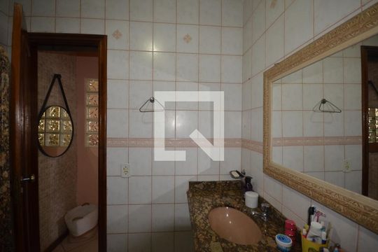 Banheiro da  Sala de casa para alugar com 7 quartos, 400m² em Guadalupe, Rio de Janeiro