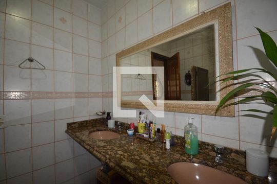 Banheiro da  Sala de casa para alugar com 7 quartos, 400m² em Guadalupe, Rio de Janeiro