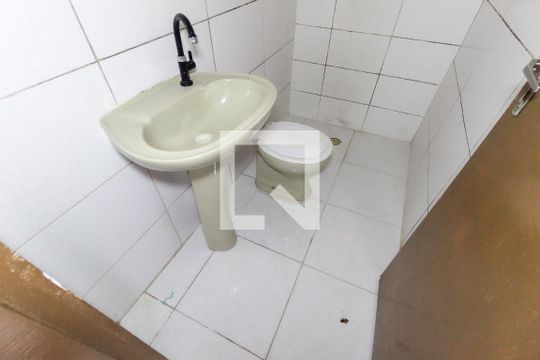 Banheiro de casa para alugar com 1 quarto, 45m² em Vila Carmosina, São Paulo