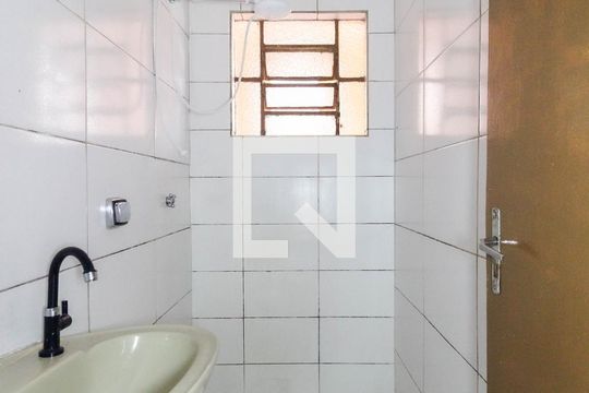 Banheiro de casa para alugar com 1 quarto, 45m² em Vila Carmosina, São Paulo
