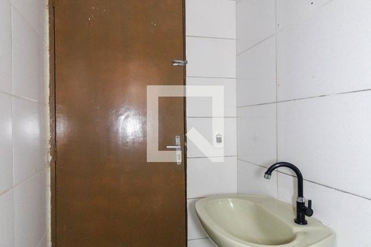 Banheiro de casa para alugar com 1 quarto, 45m² em Vila Carmosina, São Paulo