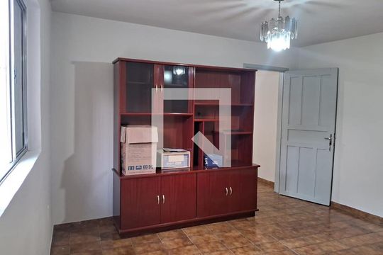 Casa para alugar com 3 quartos, 325m² em Jardim Cláudia, São Paulo
