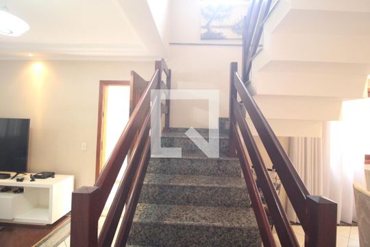 Escada de casa à venda com 3 quartos, 133m² em Jardim Palmares (zona Sul), São Paulo