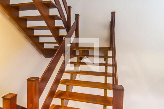 Escada de casa de condomínio para alugar com 6 quartos, 650m² em Tamboré, Santana de Parnaíba