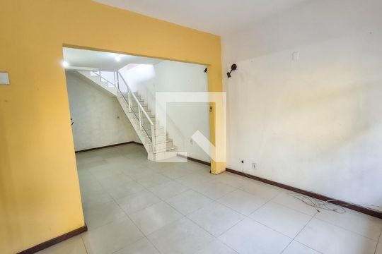 Sala de casa à venda com 2 quartos, 150m² em Irajá, Rio de Janeiro
