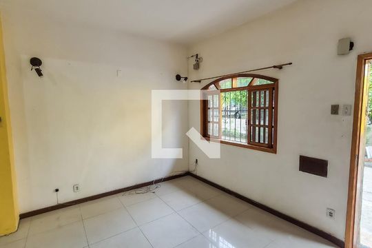 Sala de casa à venda com 2 quartos, 150m² em Irajá, Rio de Janeiro