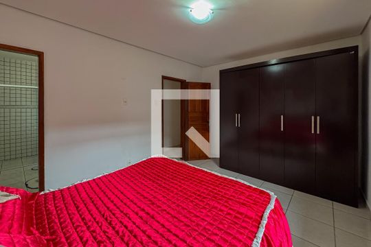 Suíte de casa à venda com 3 quartos, 220m² em Pompéia, Belo Horizonte