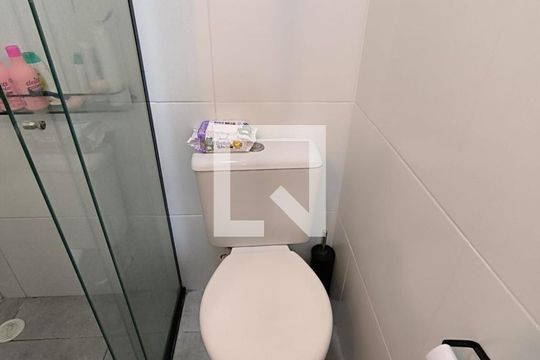 Banheiro de apartamento à venda com 2 quartos, 51m² em Vila Nogueira, Diadema