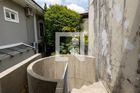 Acesso 2 de casa de condomínio para alugar com 4 quartos, 330m² em Alphaville Residencial Um, Barueri