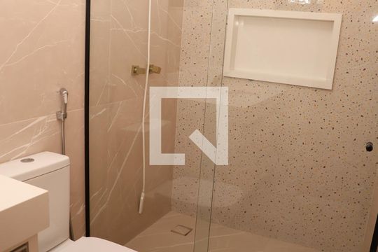 Banheiro da Suíte 1 de casa de condomínio para alugar com 3 quartos, 181m² em Alphaville Araguaia, Goiânia