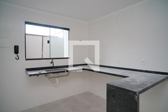 Cozinha de casa de condomínio para alugar com 2 quartos, 95m² em Itaipuaçu, Maricá
