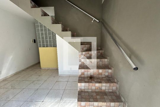 Escada de casa para alugar com 3 quartos, 120m² em Cascadura, Rio de Janeiro