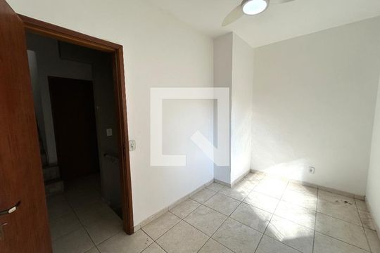 Quarto 1 de casa para alugar com 3 quartos, 120m² em Cascadura, Rio de Janeiro