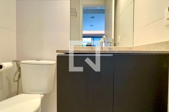 Banheiro de kitnet/studio para alugar com 1 quarto, 33m² em Vila Madalena, São Paulo