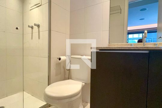 Banheiro de kitnet/studio para alugar com 1 quarto, 33m² em Vila Madalena, São Paulo