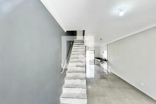 Escada de casa para alugar com 2 quartos, 135m² em Vila Prado, São Paulo
