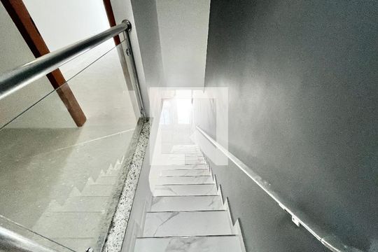 Escada de casa para alugar com 2 quartos, 135m² em Vila Prado, São Paulo