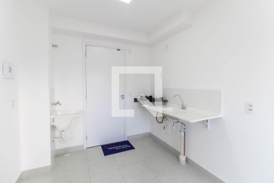 Sala - Cozinha de apartamento para alugar com 2 quartos, 34m² em Vila Carmosina, São Paulo